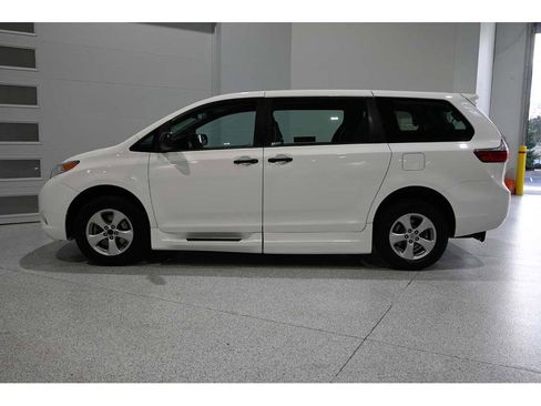 Used 2015 Toyota Sienna L image 9