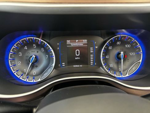 Used 2018 Chrysler Pacifica Touring-L FWD image 16