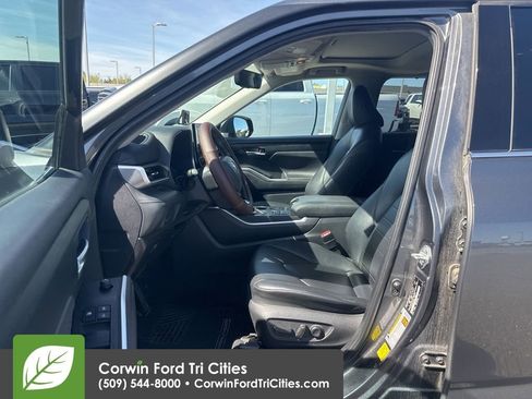 Used 2020 Toyota Highlander XLE image 5