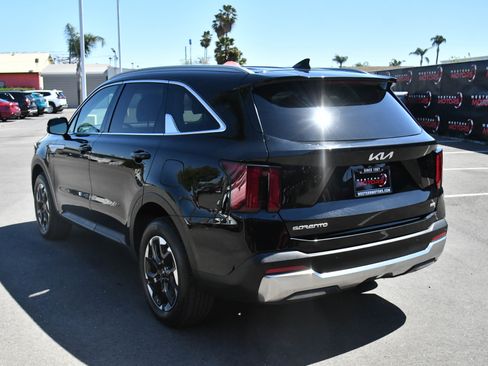 Used 2024 Kia Sorento S image 6
