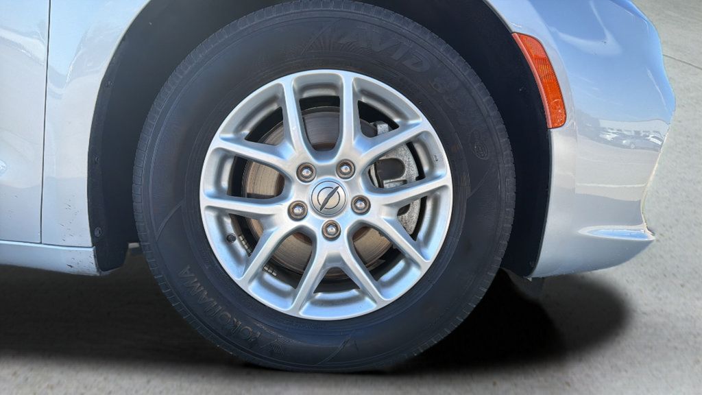 Used 2024 Chrysler Pacifica Touring-L FWD image 12