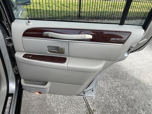 Used 2006 Lincoln Town Car Signature Limited image 17