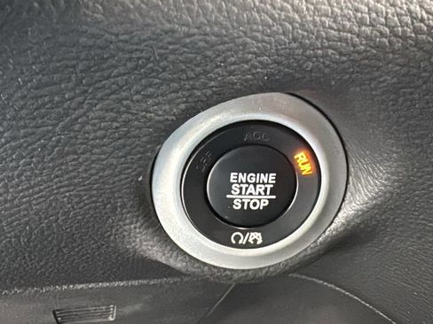 Used 2024 Chrysler Pacifica Select image 29