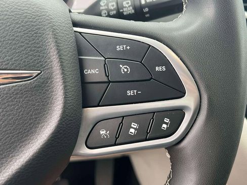 Used 2023 Chrysler Pacifica Touring-L FWD image 23