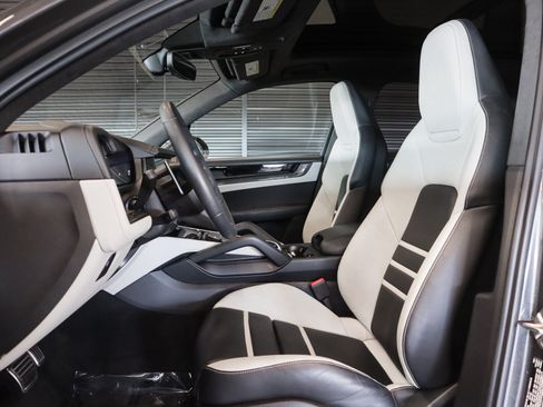 Certified 2025 Porsche Cayenne GTS AWD/4WD image 5
