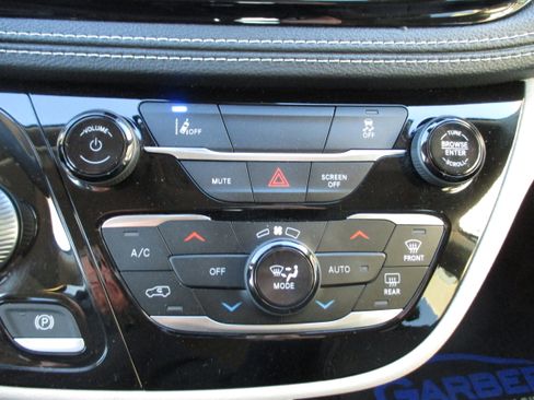 Used 2022 Chrysler Pacifica Touring-L image 18