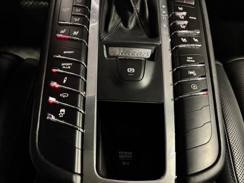 Used 2017 Porsche Macan Turbo image 12