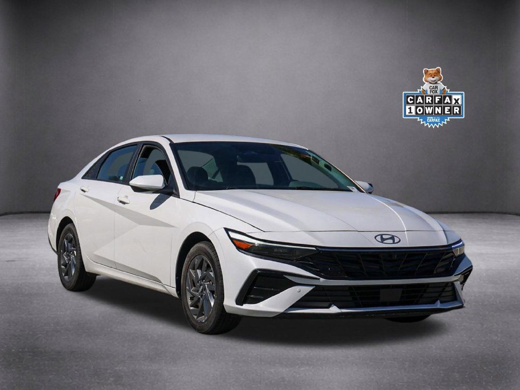 Used 2024 Hyundai Elantra SEL FWD image 2