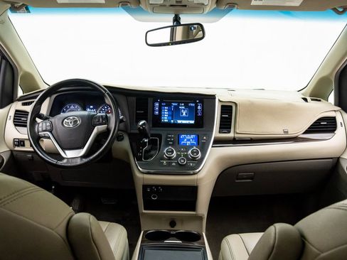 Used 2015 Toyota Sienna XLE image 11