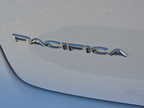 Used 2024 Chrysler Pacifica Touring-L FWD image 17
