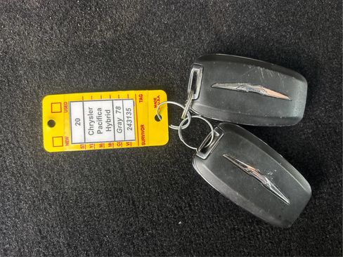 Used 2020 Chrysler Pacifica Touring-L FWD image 39