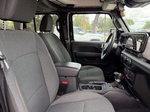 Used 2025 Jeep Wrangler Unlimited Sahara AWD/4WD image 17