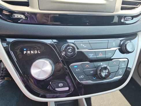 Used 2017 Chrysler Pacifica LX FWD image 18