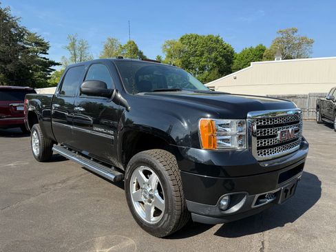 Used 2014 GMC Sierra 2500 Denali w/ Suspension Package, Off-Road AWD/4WD image 2
