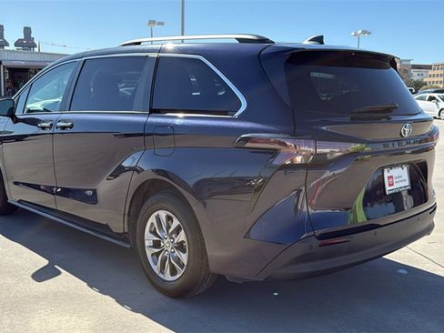 Used 2023 Toyota Sienna XLE image 5