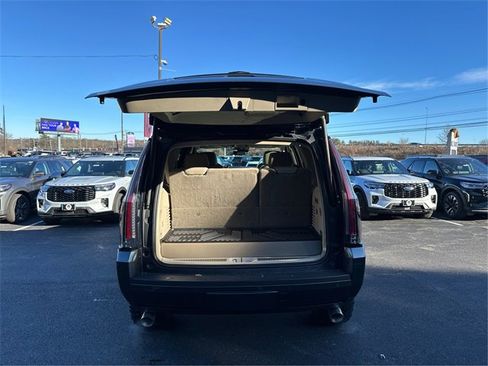 Used 2020 Cadillac Escalade Luxury image 11