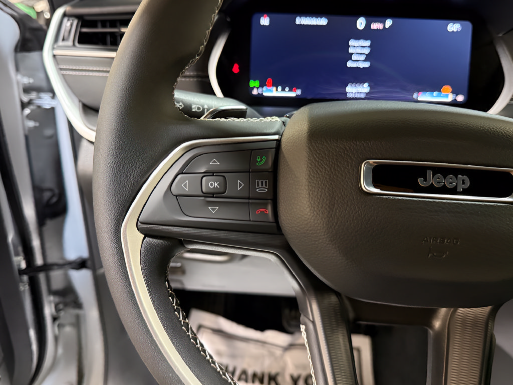 Certified 2025 Jeep Grand Cherokee Laredo X AWD/4WD image 33