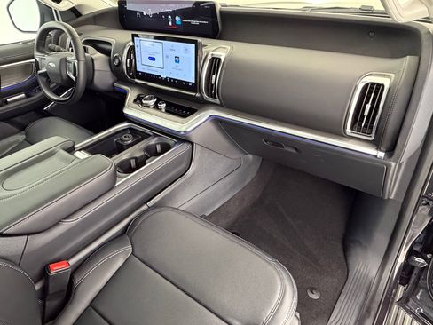 Used 2025 Ford Expedition Platinum w/ Driver's Package image 33