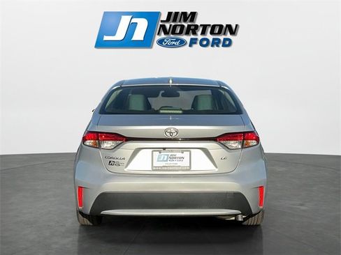 Used 2022 Toyota Corolla LE image 4