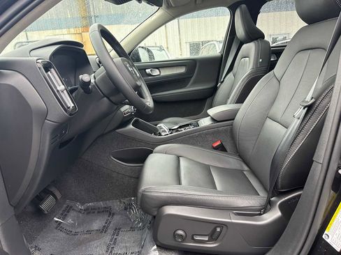 Used 2025 Volvo XC40 B5 Plus w/ Protection Package Premier image 19
