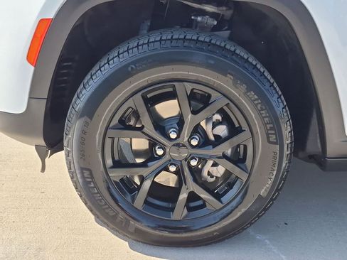 Used 2025 Jeep Grand Cherokee Altitude RWD image 13