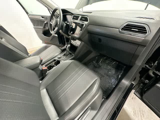 Used 2024 Volkswagen Tiguan SE w/ Panoramic Sunroof Package AWD/4WD image 22