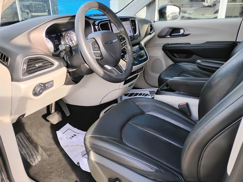 Used 2022 Chrysler Pacifica Touring-L image 11