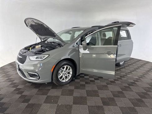 Used 2022 Chrysler Pacifica Touring-L FWD image 10
