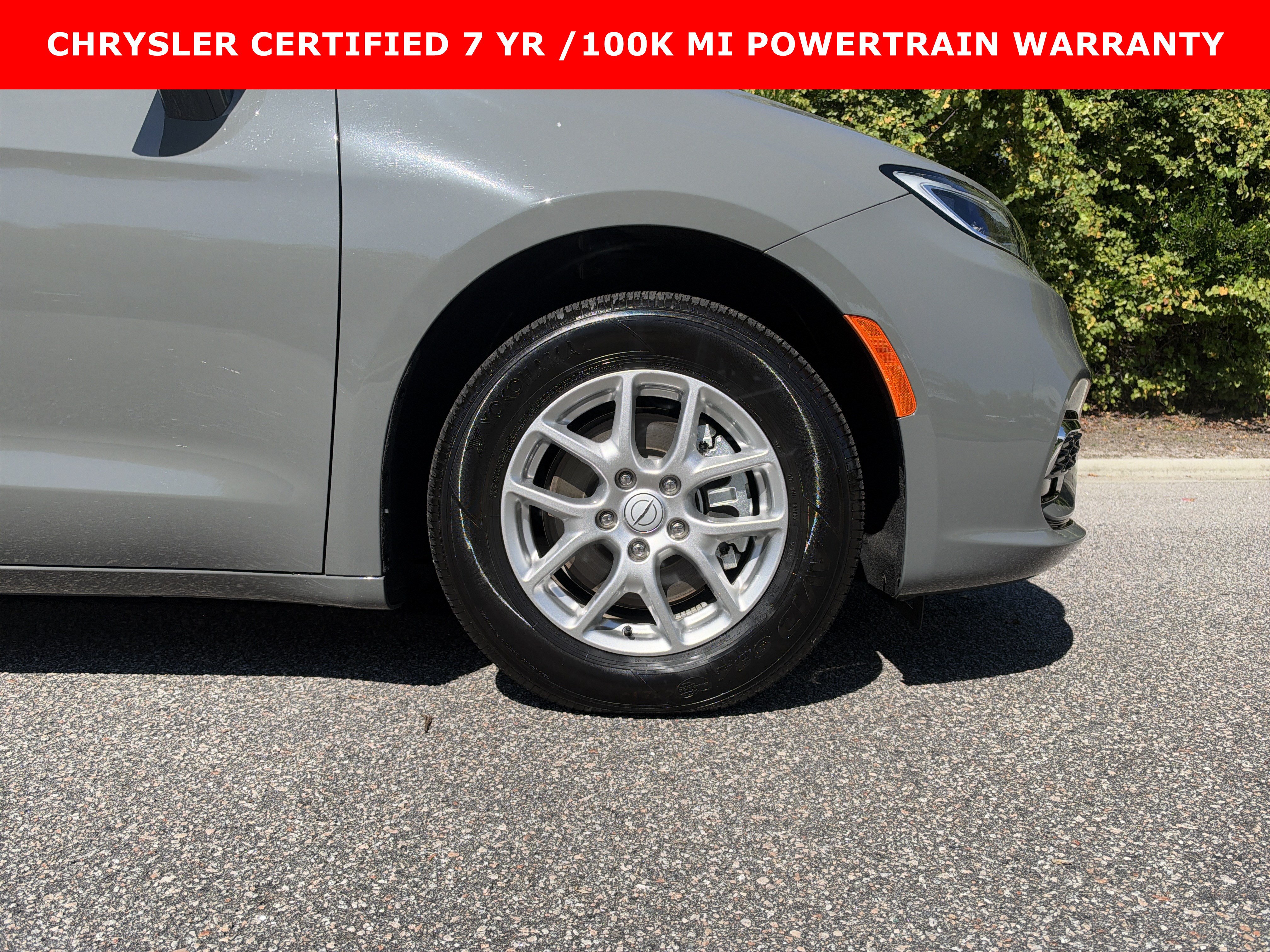 Used 2025 Chrysler Pacifica Select FWD image 12