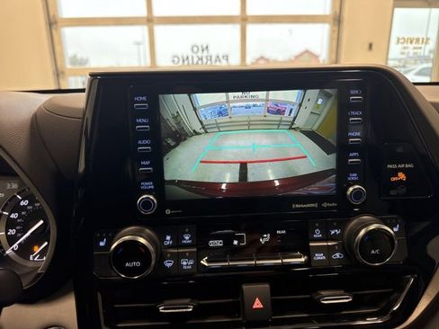 Used 2022 Toyota Highlander XLE image 3