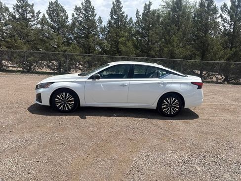 Used 2025 Nissan Altima 2.5 SV FWD image 3
