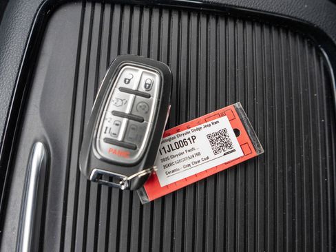 Used 2025 Chrysler Pacifica Limited FWD image 32