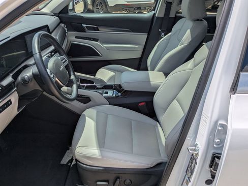 Used 2025 Kia Telluride S FWD image 4