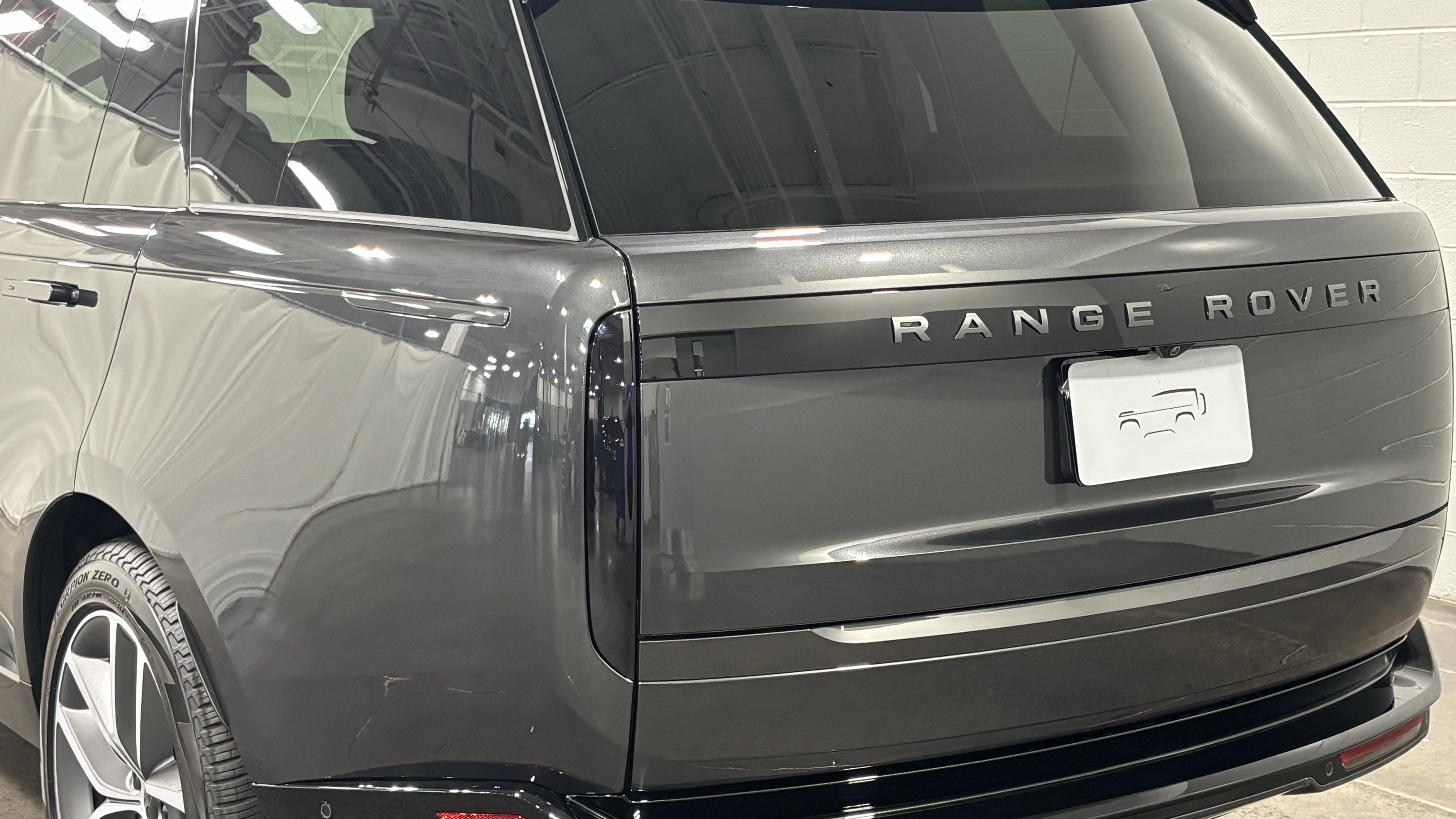 New 2026 Land Rover Range Rover Long Wheelbase SE AWD/4WD image 17