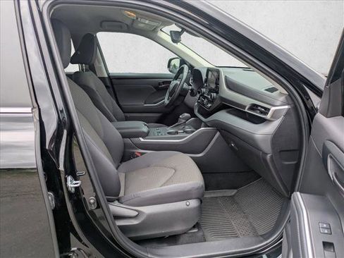 Used 2023 Toyota Highlander LE AWD/4WD image 25