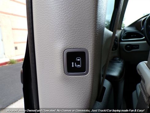 Used 2017 Chrysler Pacifica Touring-L Plus image 23