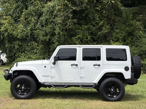 Used 2017 Jeep Wrangler Unlimited Sahara w/ Connectivity Group AWD/4WD image 3