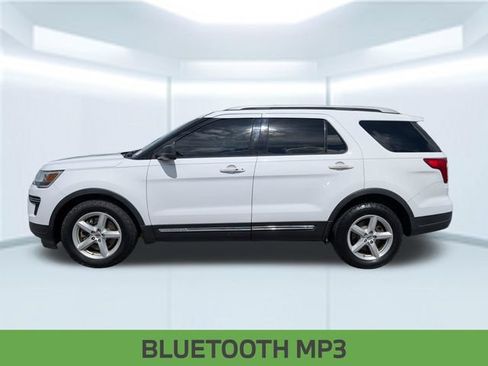 Used 2018 Ford Explorer XLT FWD image 2