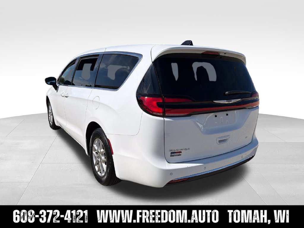Used 2025 Chrysler Pacifica Select FWD image 5
