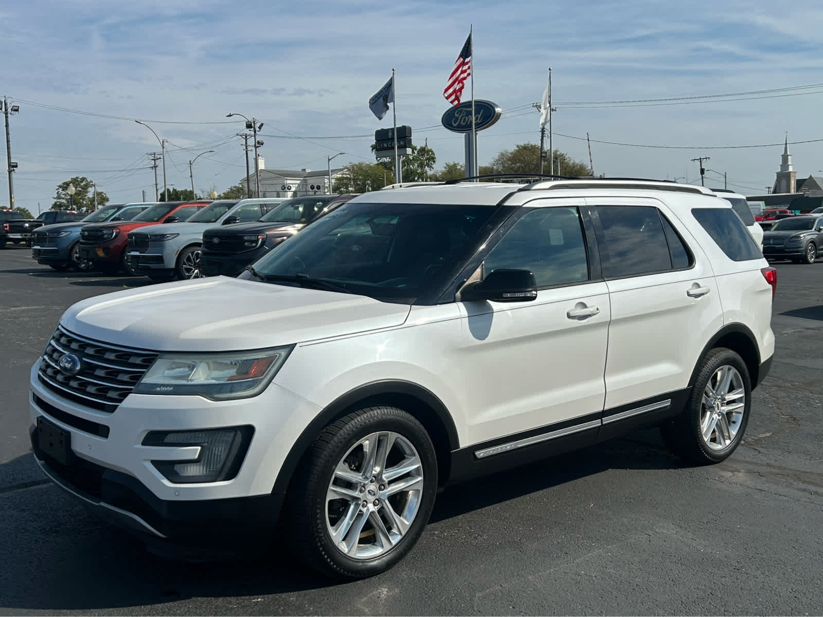 Used 2016 Ford Explorer XLT w/ Equipment Group 202A AWD/4WD image 2