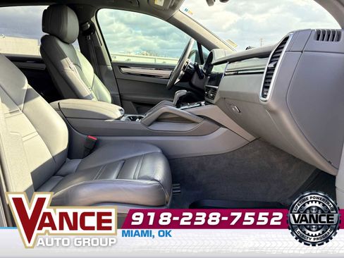 Used 2019 Porsche Cayenne S image 18