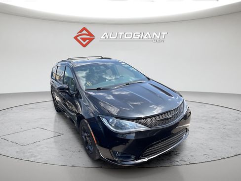 Used 2020 Chrysler Pacifica Limited FWD image 2