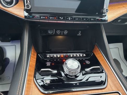 Used 2024 Jeep Grand Wagoneer L Series III AWD/4WD image 27