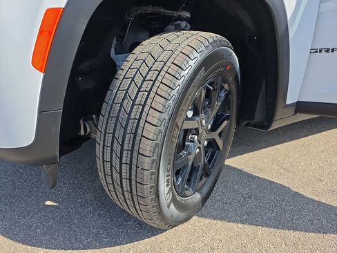 New 2026 Jeep Grand Cherokee Altitude AWD/4WD image 33