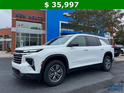 Used 2025 Chevrolet Traverse LT