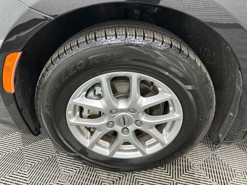 Used 2023 Chrysler Pacifica Touring-L FWD image 13