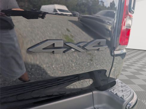 Used 2019 RAM 1500 Laramie AWD/4WD image 11