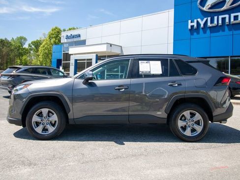Used 2022 Toyota RAV4 XLE AWD/4WD image 8