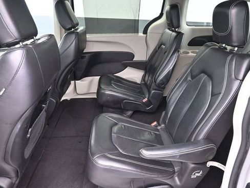 Used 2022 Chrysler Pacifica Touring-L FWD image 26