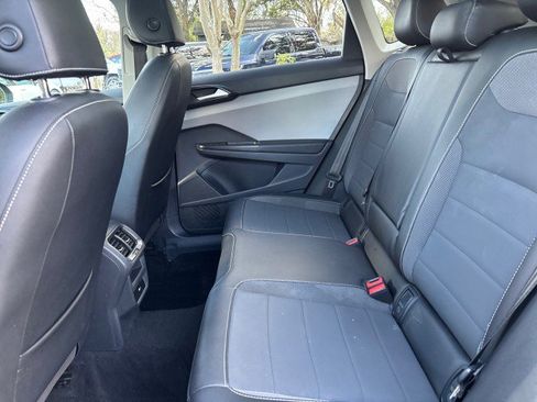 Used 2022 Volkswagen Taos SE w/ Panoramic Sunroof Package image 11